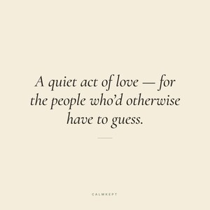 K&ouml;nnte beinhalten: Eine cremefarbene quadratische Grafik mit dunkelbraunem Serifentext, der lautet: A quiet act of love &mdash; for the people who'd otherwise have to guess. Unter dem Text befindet sich eine kleine horizontale Linie und unten das Wort CALMKEPT in Gro&szlig;buchstaben.