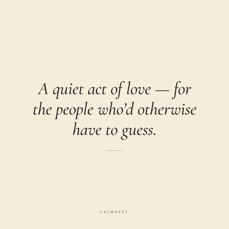 K&ouml;nnte beinhalten: Eine cremefarbene quadratische Grafik mit dunkelbraunem Serifentext, der lautet: A quiet act of love &mdash; for the people who'd otherwise have to guess. Unter dem Text befindet sich eine kleine horizontale Linie und unten das Wort CALMKEPT in Gro&szlig;buchstaben.