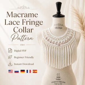 Può includere: Un colletto in pizzo macramè con frange color crema esposto su un manichino. Il testo recita Macrame Lace Fringe Collar Pattern, Digital PDF, Beginner Friendly e Instant Download. Il design presenta nodi complessi e frange pendenti.