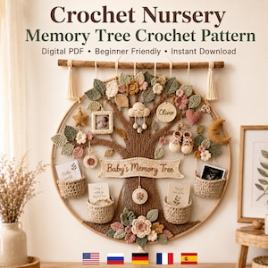 Può includere: Una decorazione da parete circolare in legno con un albero all'uncinetto marrone, foglie verdi e rosa, fiori, una luna, una stella e una nuvola. Include piccoli cestini all'uncinetto, una cornice con foto e un banner Baby's Memory Tree.