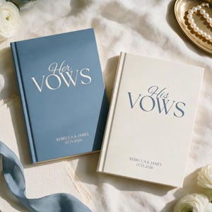 Bruidsgelofteboekjes in de kleur 'Something Blue', gepersonaliseerde ceremonieboekjes voor hem en haar, met eigen namen en datum, een leuk aandenken voor bruid en bruidegroom.