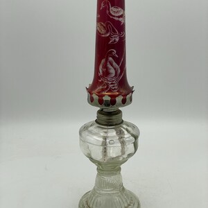 Lampe à huile vintage au kérosène, cheminée rouge rubis gravée à l'eau-forte pour oiseaux d'eau, piédestal en verre transparent