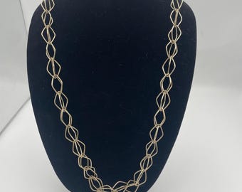 Collar de cadena de eslabones Marquis dorados, colgante geométrico abierto con diamantes, superposición de alambre modernista.