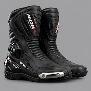 Puede incluir: Un par de botas de motocicleta negras con el nombre de la marca RIDEX en texto blanco y rojo. Las botas incluyen un deslizador de punta de color plata metálica, paneles protectores moldeados en la espinilla y el tobillo, y secciones flexibles.