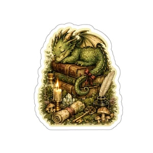 Puede incluir: Una pegatina troquelada que muestra a un pequeño dragón verde con gafas, durmiendo sobre una pila de libros antiguos encuadernados en cuero. La escena incluye una vela encendida, un tintero de cristal con pluma, un pergamino enrollado, una llave dorada y setas.