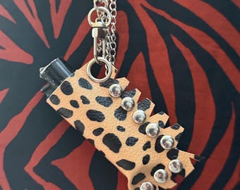 Feuerzeughalter aus veganem Leder mit Leopardenmuster und abnehmbaren Ketten – Handgefertigtes Accessoire