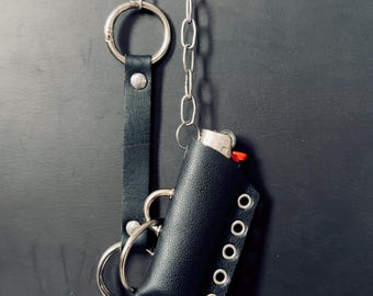 Schwarzer O-Ring-Taschenanhänger mit Feuerzeughalter – Handgefertigter gotischer Leder-Taschenanhänger | Festival-Accessoire