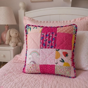 Fodera per cuscino patchwork rosa cucita a mano / Decorazione per cameretta in cotone trapuntato