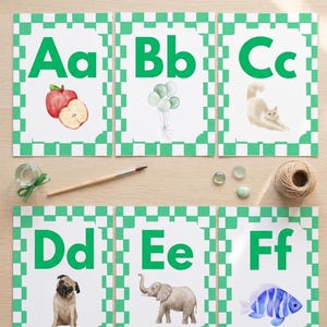 Pode incluir: Seis cartões educativos do alfabeto com as letras de A a F em verde, cada um com uma borda xadrez verde. As ilustrações incluem uma maçã vermelha, balões verde-claros, um gato branco, um pug, um elefante cinza e um peixe azul.