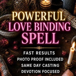 Op de afbeelding: Een donker houten oppervlak met glazen potten, brandende kaarsen, gedroogde bloemen en een rozenkwarts kristal. De tekst luidt: POWERFUL LOVE BINDING SPELL, FAST RESULTS, PHOTO PROOF INCLUDED, SAME DAY CASTING, DEVOTION FOCUSED. Rook is zichtbaar.