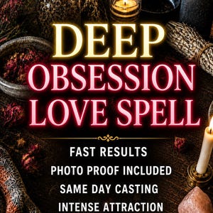 Può includere: Una superficie in legno scuro con il testo DEEP OBSESSION LOVE SPELL, FAST RESULTS, PHOTO PROOF INCLUDED, SAME DAY CASTING, INTENSE ATTRACTION. La scena include candele accese in barattoli, petali di rosa essiccati, un mazzetto di salvia e un cristallo rosa.