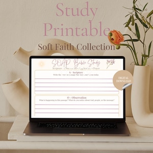 Può includere: Un laptop mostra un modello "SOAP Bible Study Printable". Il modello include sezioni per Scrittura, Osservazione, Applicazione e Preghiera. L'immagine ha un adesivo "Download digitale" e fa parte della "Soft Faith Collection".