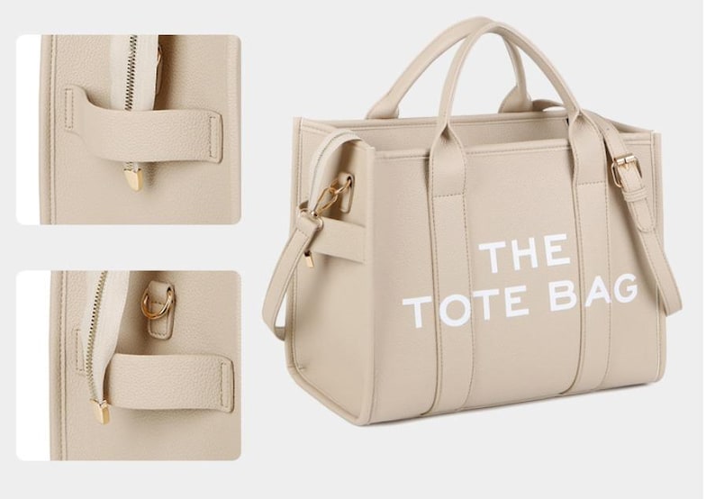 Pu&ograve; includere: Borsa tote beige con la scritta bianca "THE TOTE BAG". La borsa ha due manici e una tracolla staccabile. Dettagli: hardware color oro e chiusura con cerniera.