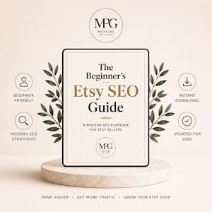以下が含まれることがあります： ベージュの台座に「The Beginner's Etsy SEO Guide」というタイトルのデジタルガイド。表紙には金色の文字でタイトルと補足テキストが書かれています。画像には「Beginner Friendly」や「Instant Download」などのアイコンとテキストが含まれています。