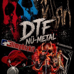Puede incluir: Camiseta negra con la inscripción blanca "DTF NU-METAL", con imágenes de las bandas Deftones, Korn, Limp Bizkit y Rammstein. También se ve una gorra de béisbol roja y un micrófono.