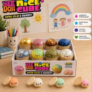 Puede incluir: Una exhibición de Nee Nice Doh Cubes, súper sólidos y blandos, en una variedad de colores y texturas. El embalaje incluye el texto "Squeeze & Stress Relief" y "Fun for All Ages". Apto para mayores de 3 años.