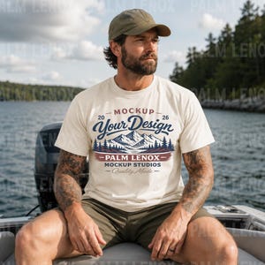 Könnte beinhalten: Ein cremefarbenes Kurzarm-T-Shirt mit einem Grafikdruck von Bergen und Tannen sowie dem Text MOCKUP Your Design 2026 PALM LENOX MOCKUP STUDIOS Quality Made. Das T-Shirt wird mit olivgrünen Shorts und einer olivgrünen Baseballkappe kombiniert.