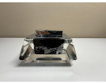 Encendedor de mesa Evans antiguo en caja de cristal.