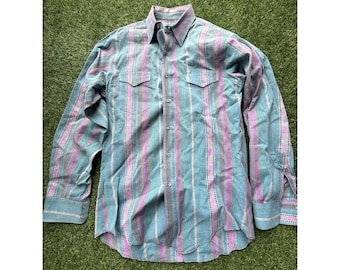Camisa vaquera vintage estilo western con faldones largos, talla M.