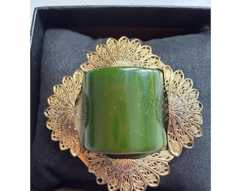 Precioso broche/alfiler vintage de imitación de jade verde jade.