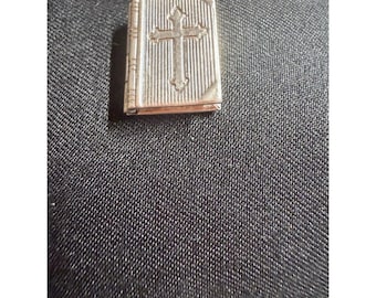 Colgante antiguo de plata de ley con la oración del Padre Nuestro