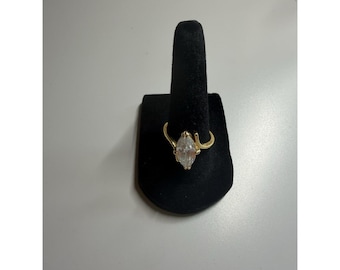 Anillo de mujer con circonita cúbica talla marquesa en tono dorado, talla 8.