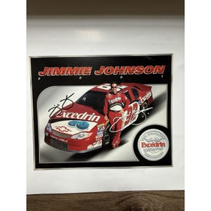 Könnte beinhalten: Gerahmter Druck mit Jimmie Johnson, einem Rennfahrer, neben seinem rot-weißen #48 Excedrin Chevrolet Monte Carlo Rennwagen. Der Druck enthält die Unterschrift des Fahrers und das Excedrin-Logo.