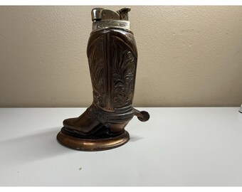Encendedor de mesa vintage de latón con forma de bota de vaquero Evans