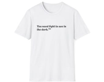 Necesitas luz para ver en la oscuridad (camiseta, camiseta con texto minimalista)