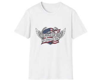 Camiseta con el escudo de la Copa Mundial de la FIFA 2026 / Insignia de fútbol con alas y detalles de la bandera estadounidense.