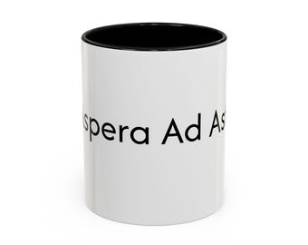 Taza de café con cita latina "Ad Astra" / Interior con asa negra, 11 oz y 15 oz.