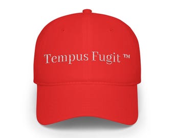 Gorra de perfil bajo con bordado Tempus Fugit / Frase en latín: el tiempo vuela