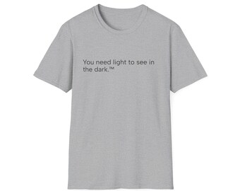 Necesitas luz para ver en la oscuridad - Camiseta / Camiseta con cita minimalista