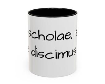 Scholae Vitae Discimus Taza con frase latina / Taza de café con acento 11oz 15oz