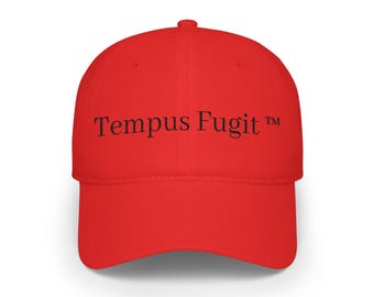 Gorra de béisbol de perfil bajo con bordado "Tempus Fugit" / Frase en latín, tipografía minimalista.