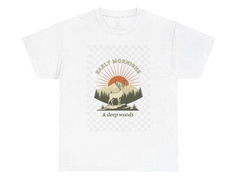 Frühe Morgen & tiefer Wald T-Shirt | Vintage Sonnenaufgang Hirschwald Design