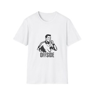 Puede incluir: Camiseta blanca con una ilustración en blanco y negro de un árbitro de fútbol soplando un silbato. La palabra "OFFSIDE" está impresa en negrita, en letras negras debajo de la ilustración.