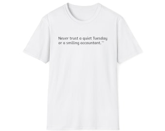 Lita aldrig på en lugn tisdag eller en leende revisor-T-shirt | Roligt revisorcitat