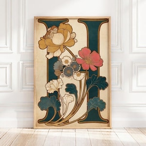 Könnte beinhalten: Ein gerahmter Kunstdruck mit einem stilisierten Blumendesign mit dem Buchstaben "H". Das Kunstwerk zeigt einen teal-farbenen Buchstaben "H" mit beigem Hintergrund, verziert mit Blumen in Gold-, Rosa- und Weißtönen sowie teal-farbenen Blättern. Der Rahmen ist hellbraun.