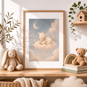 Peut inclure: Une affiche encadrée représentant un chevreau clair reposant sur un nuage duveteux dans un ciel bleu doux avec un croissant de lune et des fleurs. Le texte indique : Dream little one, the world is kinder with you in it.