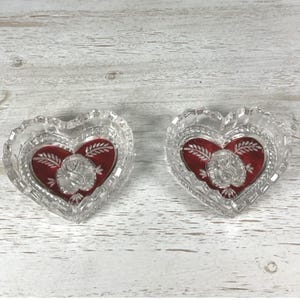 Juego de 2 piezas de joyeros de cristal vintage con forma de corazón y cristal rosa esmerilado rojo rubí.