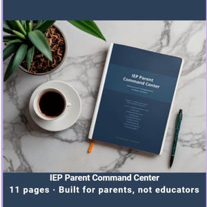 Op de afbeelding: Een notitieboek met de titel "IEP Parent Command Center" met een donkerblauwe kaft en witte tekst, naast een pen en een kopje koffie. Het notitieboek heeft een oranje bladwijzer. Een kleine potplant staat in de buurt van de koffiekop op een marmeren oppervlak.