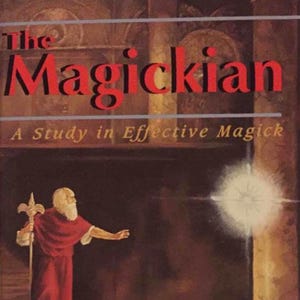 Może przedstawiać: Okładka książki "The Magickian: A Study in Effective Magick" autorstwa Phillipa Coopera. Obraz przedstawia postać w szacie z laską, wchodzącą po schodach w kierunku jasnego światła. Kocioł z dymem poniżej. Tytuł jest czerwony.