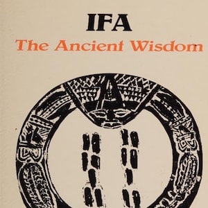 Op de afbeelding: Een boekomslag met een crèmekleurige achtergrond met de zwarte tekst IFA en de oranje tekst The Ancient Wisdom. Een centrale zwarte cirkelvormige afbeelding bevat ingewikkelde patronen en symbolen. De auteursnaam Afolabi A. Epega is in oranje.