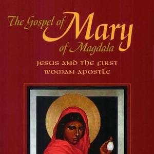 Op de afbeelding: Boekomslag voor "The Gospel of Mary of Magdala" van Karen L. King. De omslag is overwegend rood met gouden letters. In het midden staat een illustratie van een vrouw in rode gewaden die een wit voorwerp vasthoudt.