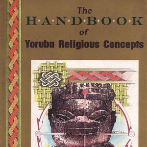 Può includere: Un libro intitolato The Handbook of Yoruba Religious Concepts di Baba Ifa Karade. La copertina presenta uno sfondo marrone con un motivo intrecciato verticale rosso e arancione a sinistra e un'illustrazione centrale di una testa scura scolpita.
