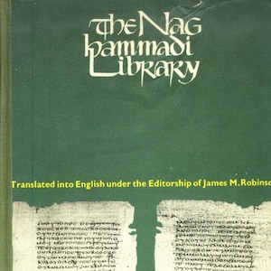 Puede incluir: Un libro de tapa dura verde titulado The Nag Hammadi Library, traducido al inglés bajo la dirección de James M. Robinson. La portada presenta dos fragmentos de texto copto antiguo y una etiqueta de código de barras blanca con el texto DPB/DLB.