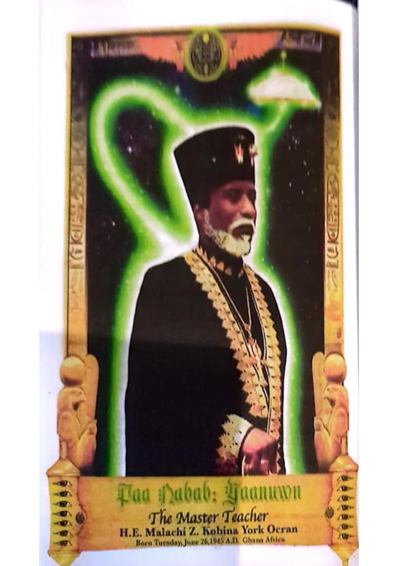 Puede incluir: Retrato de un hombre con t&uacute;nica negra y bordados dorados, con sombrero negro. La imagen tiene un aura verde y el texto "Paa Nabab: Yaanuwn The Master Teacher".