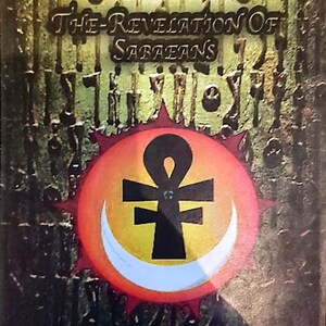 Puede incluir: Portada de libro con el t&iacute;tulo "The Revelation of Sabaeans" en letras doradas. La portada presenta un s&iacute;mbolo Ankh dentro de un c&iacute;rculo rojo y naranja, y una luna creciente. El fondo es verde oscuro texturizado.