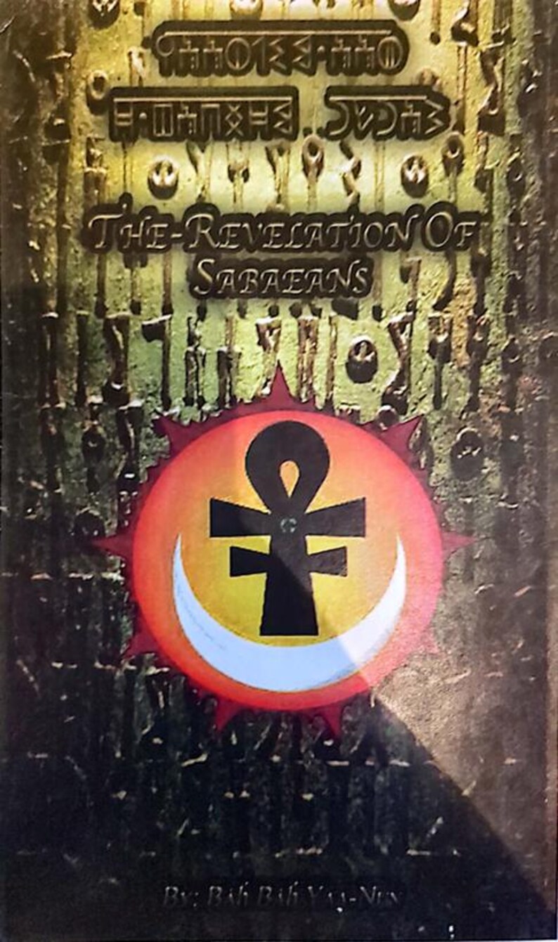 Puede incluir: Portada de libro con el t&iacute;tulo "The Revelation of Sabaeans" en letras doradas. La portada presenta un s&iacute;mbolo Ankh dentro de un c&iacute;rculo rojo y naranja, y una luna creciente. El fondo es verde oscuro texturizado.
